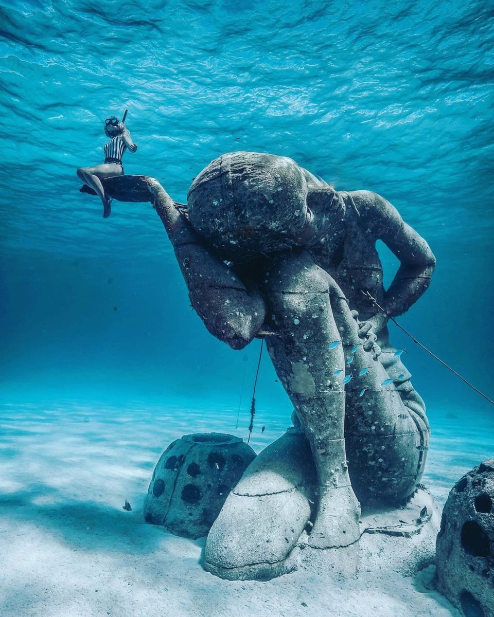 bahamas underwater statue