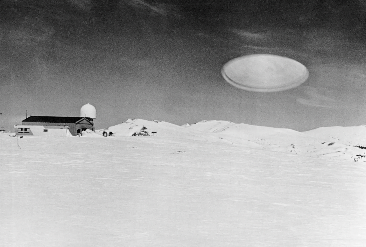 Robert Rinker, a field technician at the mountain laboratory weather station on Chalk Mountain in Colorado, discovered this unidentified object on a March 22, 1966, negative after he processed it. That looks like a reflection to me. 