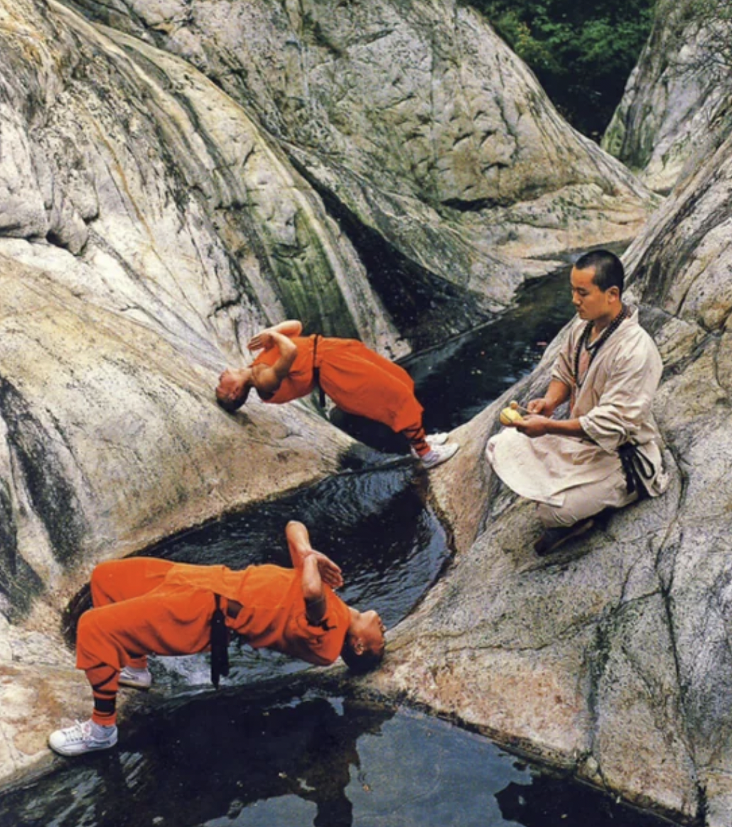 22 Fascinating Pics of Shaolin Monks Doing Shaolin Monk Things