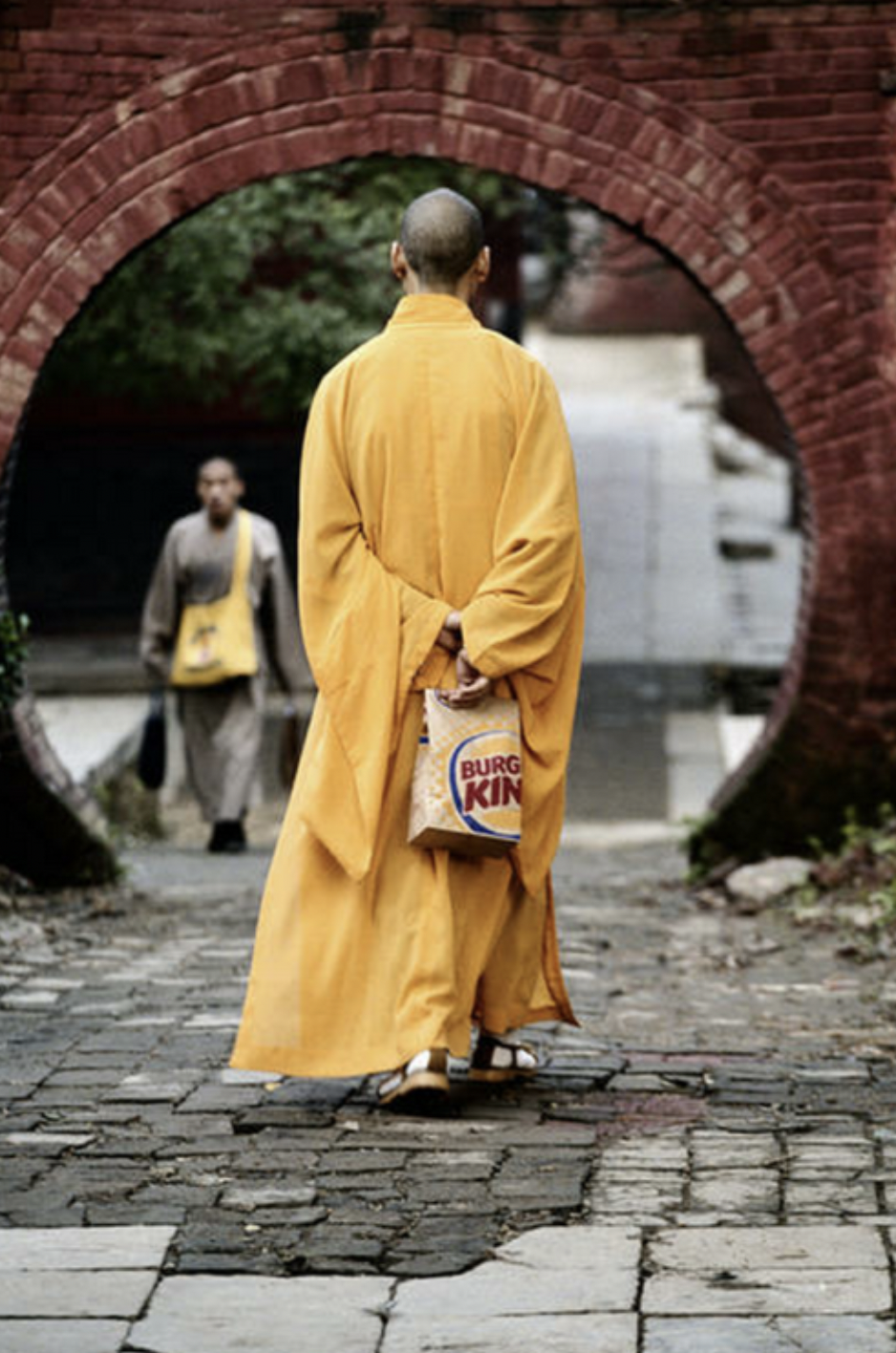 22 Fascinating Pics of Shaolin Monks Doing Shaolin Monk Things