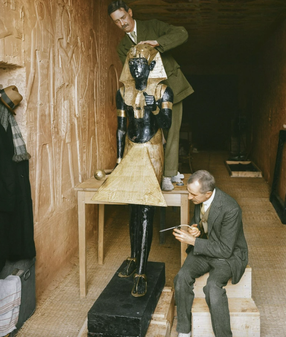 tutankhamun guardian statues