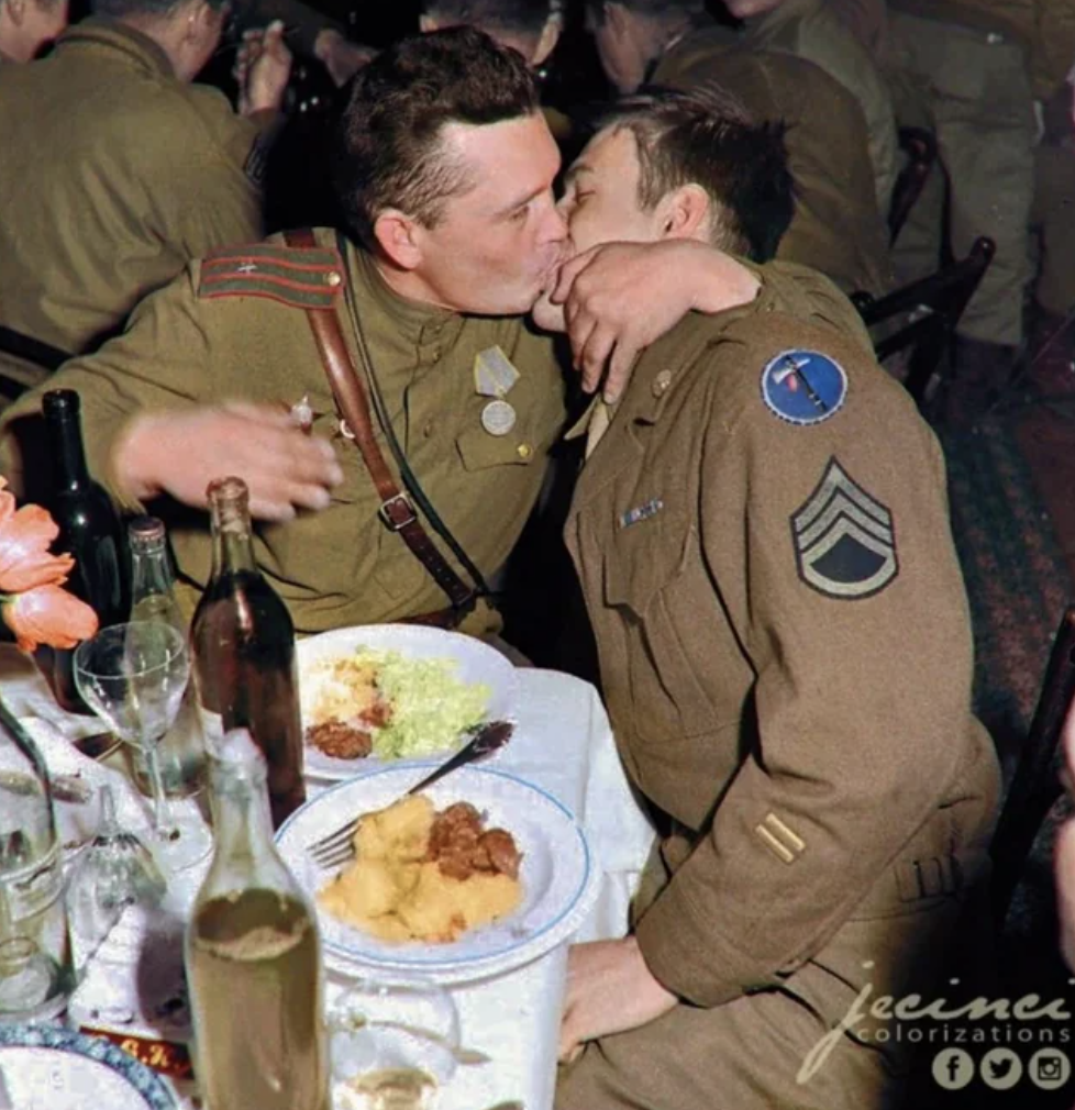 soldiers kissing - Lecinci Colorizations 000