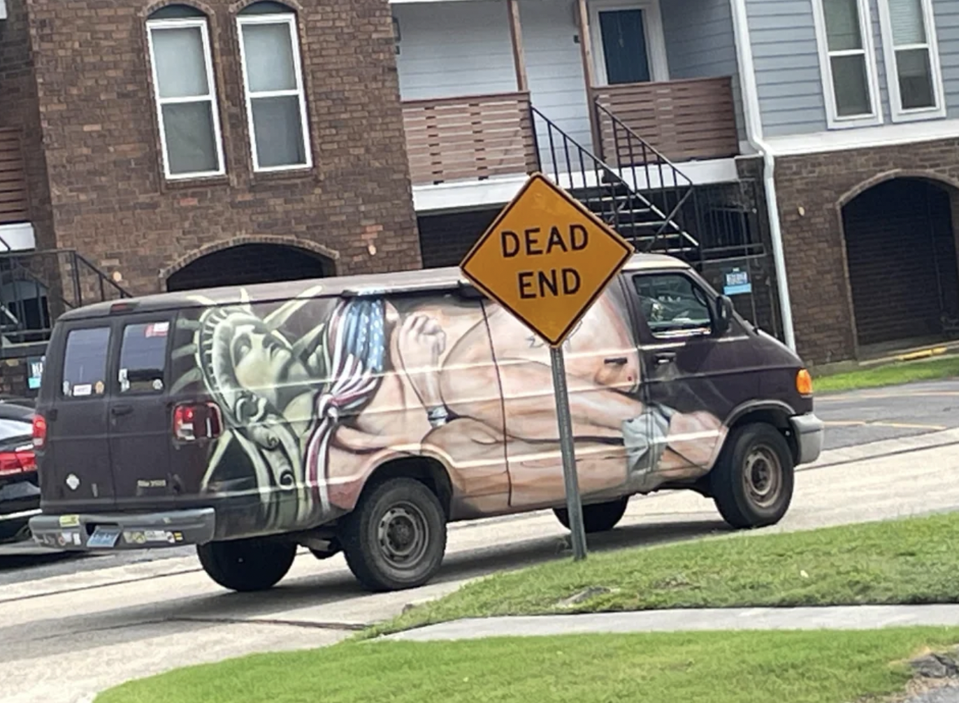 compact van - Dead End