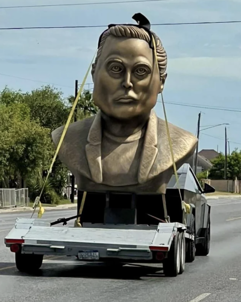 A statue of Elon near Starbase, TX.