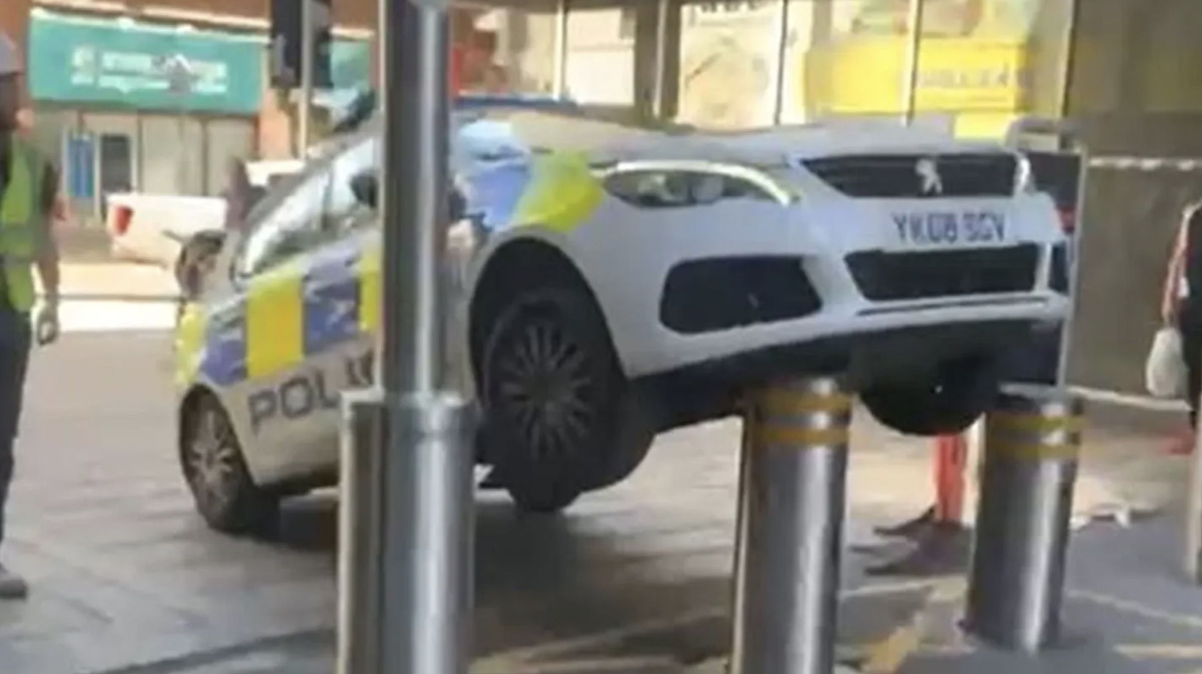 police car on bollard - Pol YKD8 Bgv