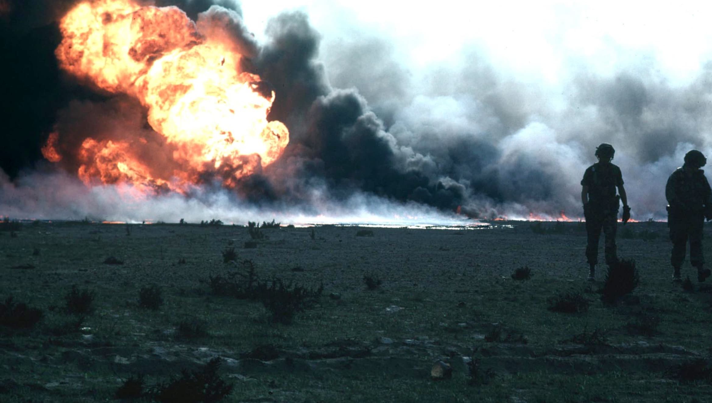 25 Photos from the Gulf War Kuwaiti Oil Fires Straight Out of a Zach ...