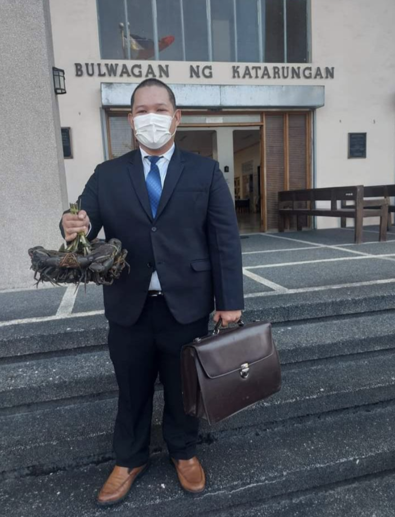 filipino lawyer accepts crab as payment