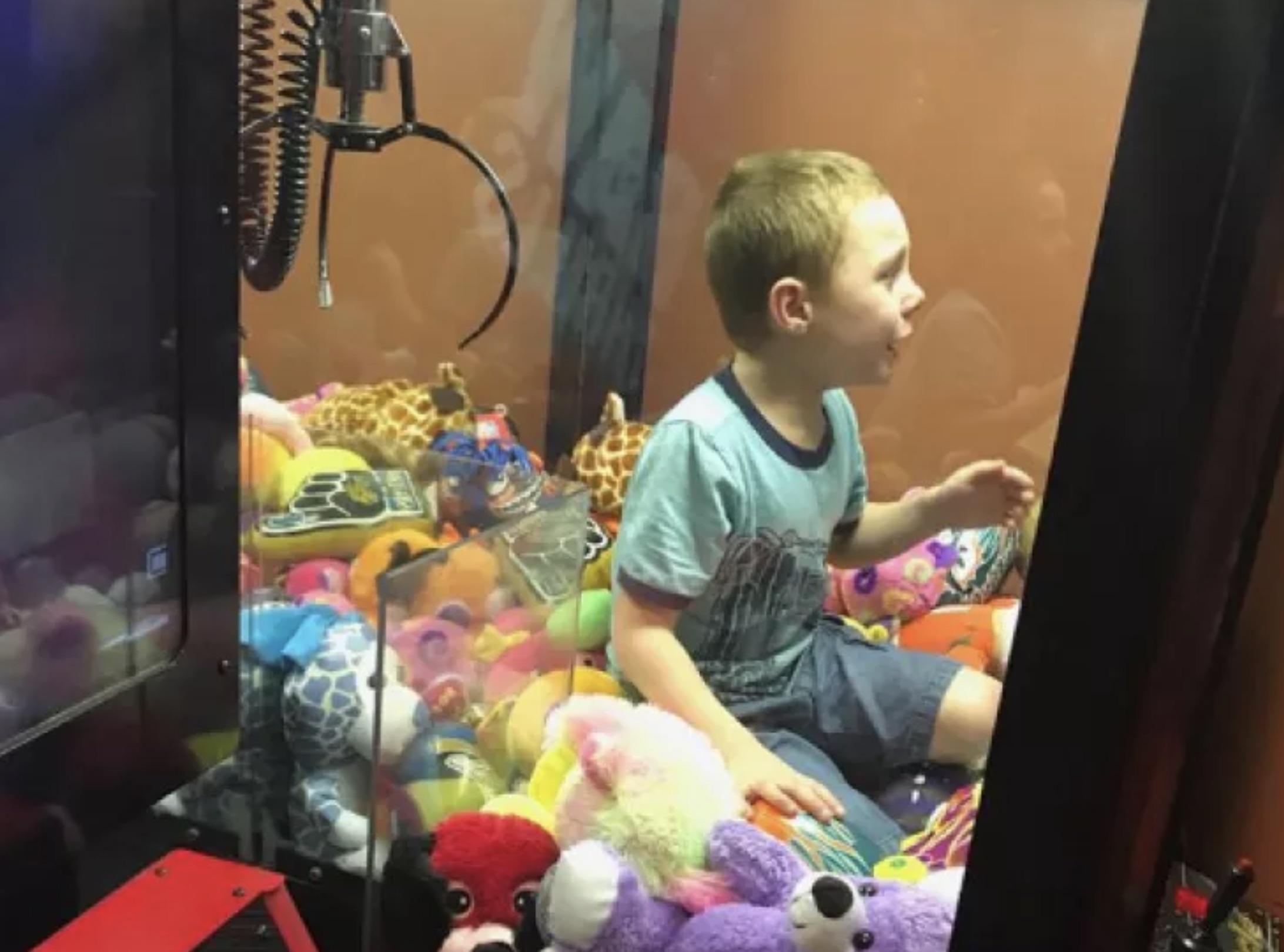 child climbs into claw machine