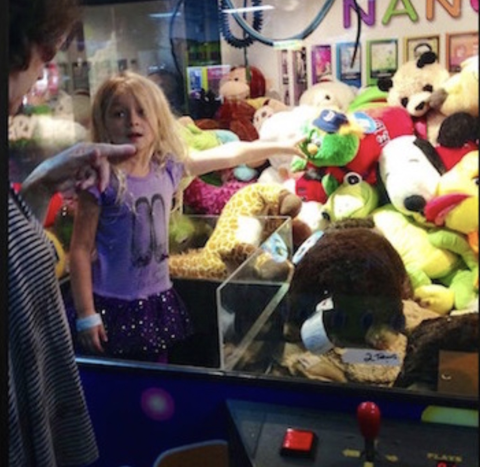 girl inside claw machine - Kry 27 Plays