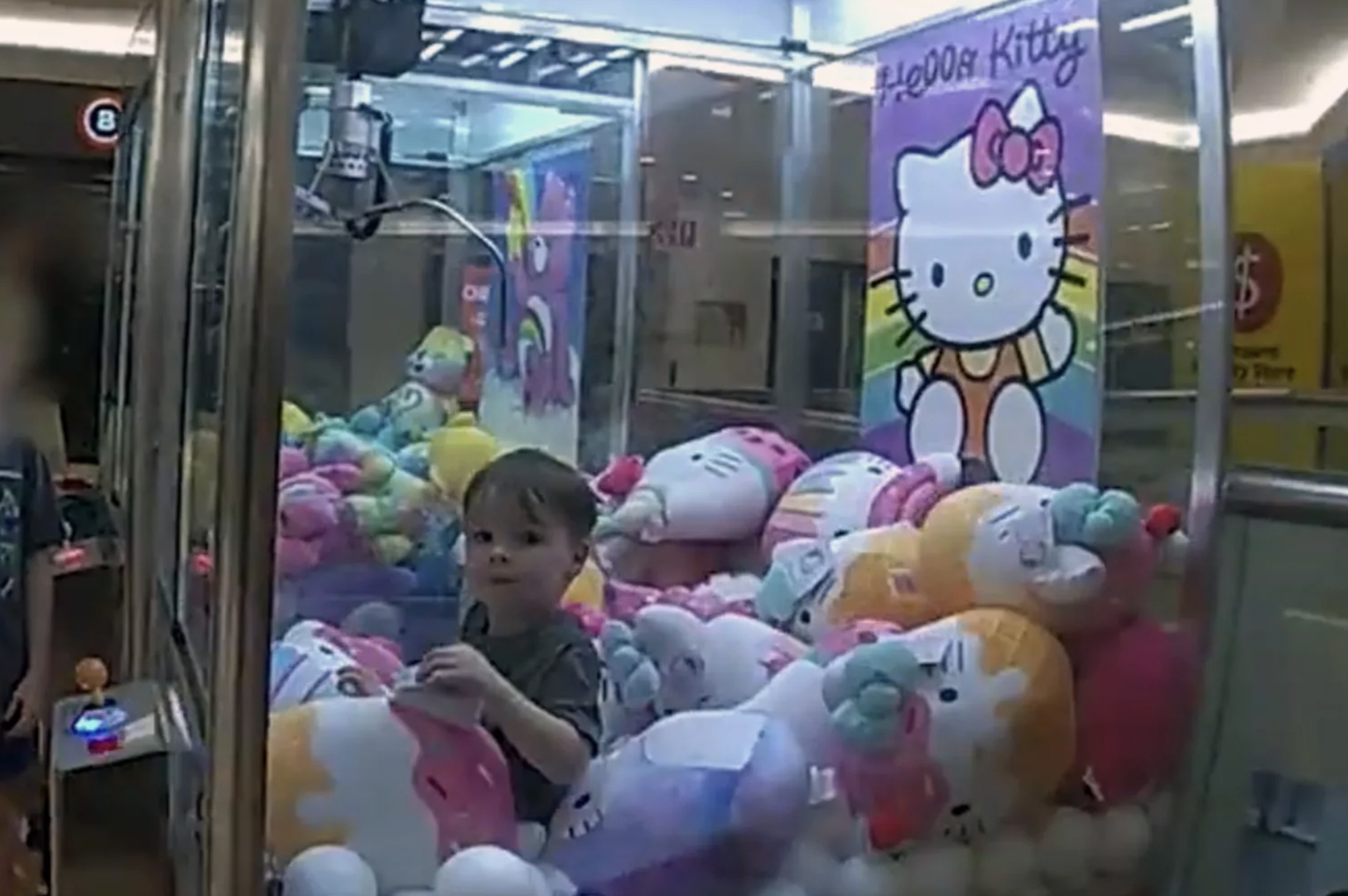 3 year old stuck in claw machine