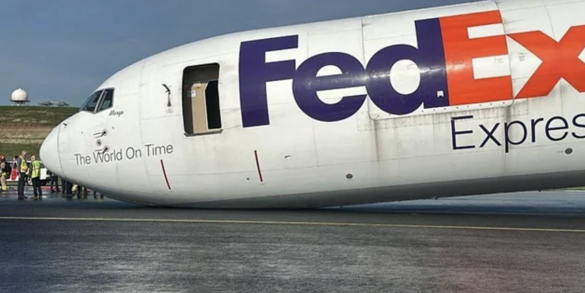 FedEx plane landing without its nose gear in Turkey.