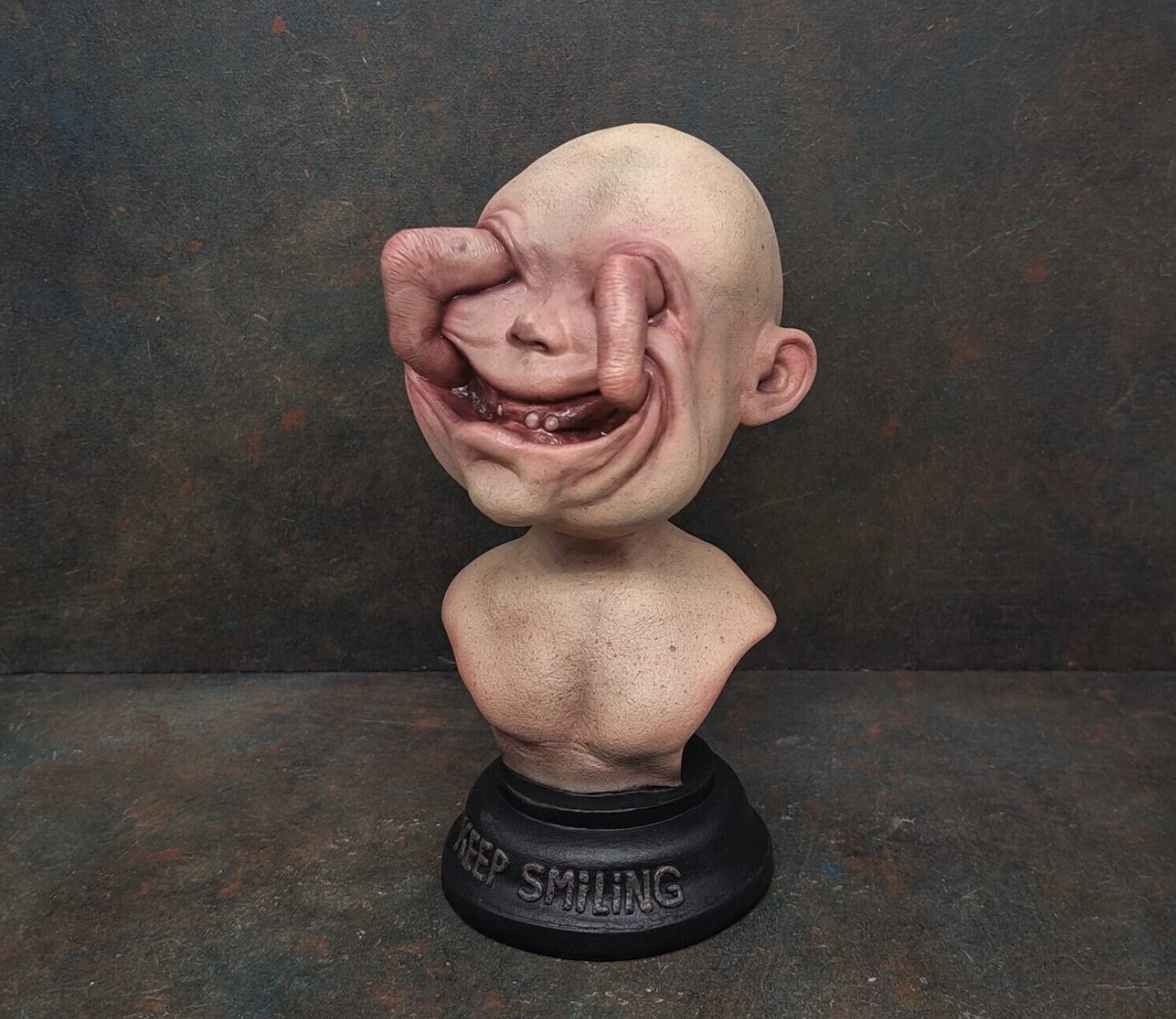 creepy sculpture - Eep Smiling