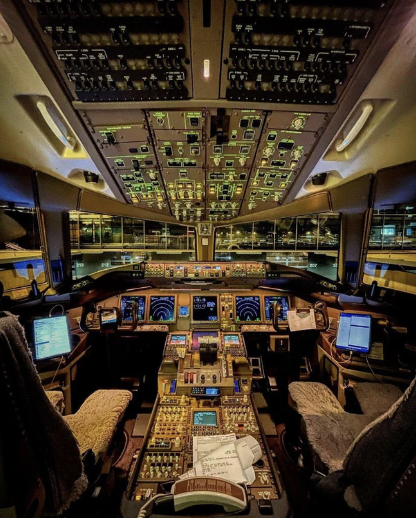 cockpit 777