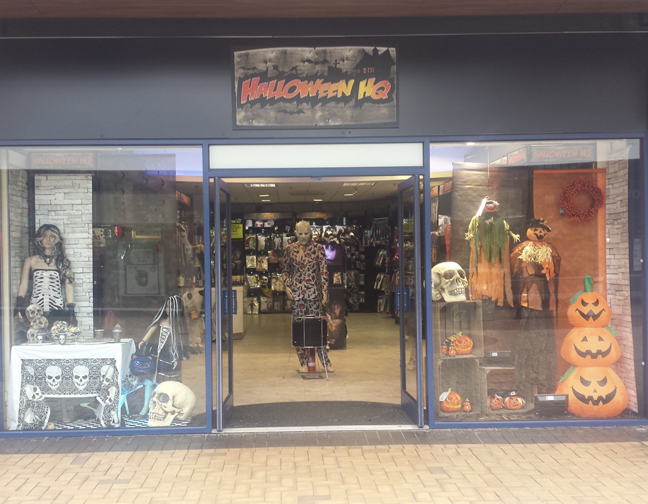 display window - Halloween Hq