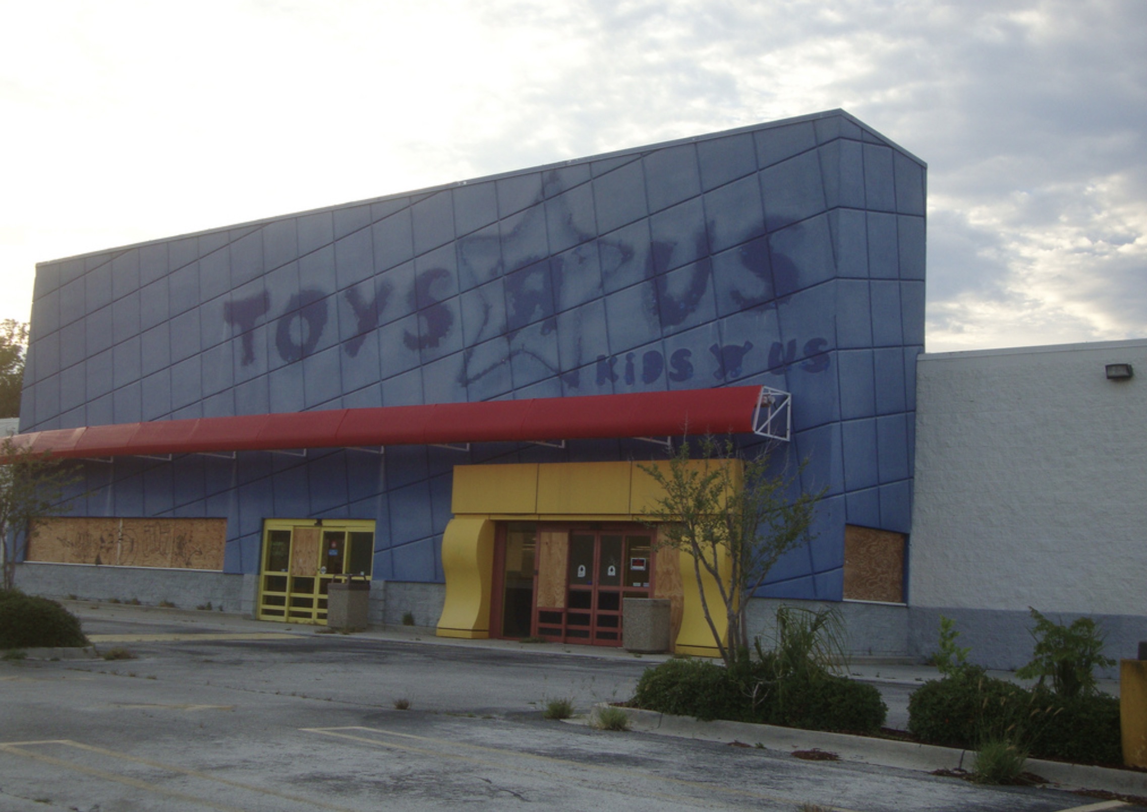 commercial building - Toys Pus Kids Y Us