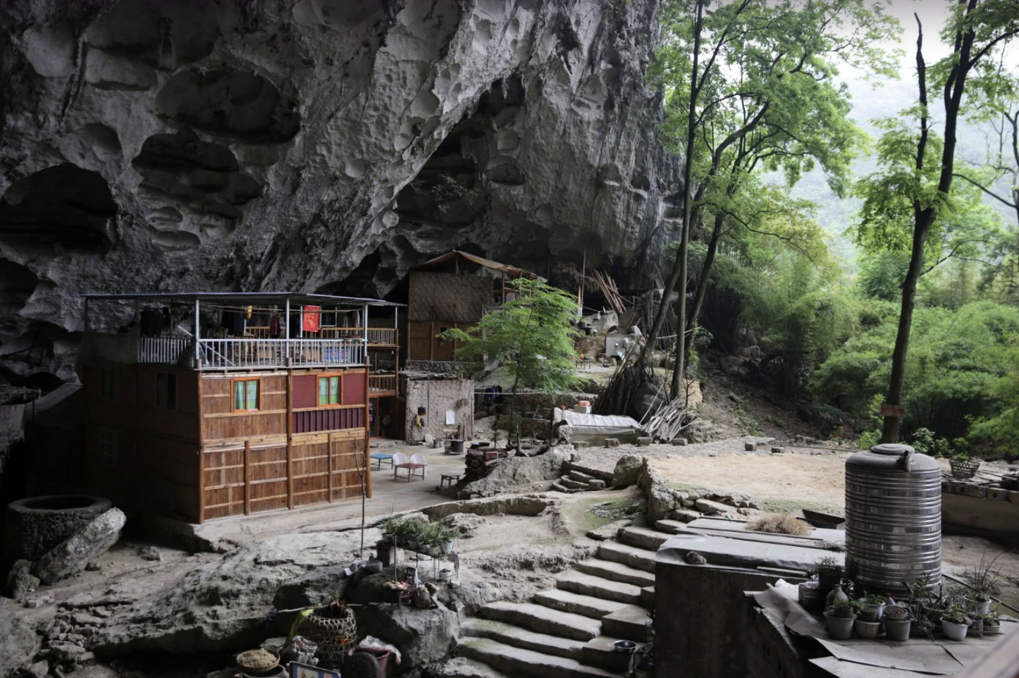 “Despite the difficulties, few Zhongdong residents want to move out.” One man even moved back after moving away.