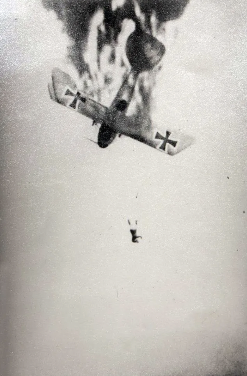 plane in ww1 falling