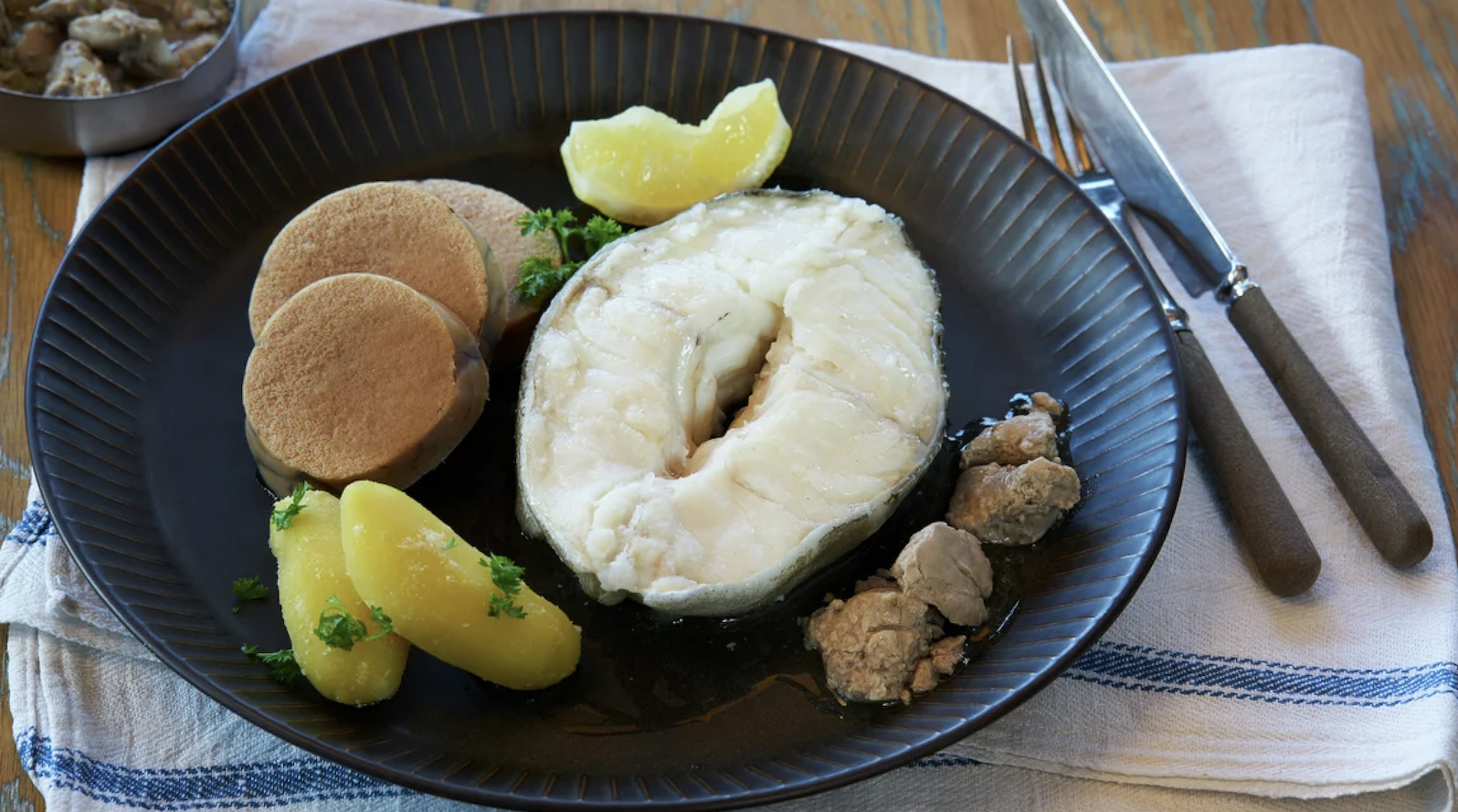 22 Scandinavian Food Plates To Put In the Trash