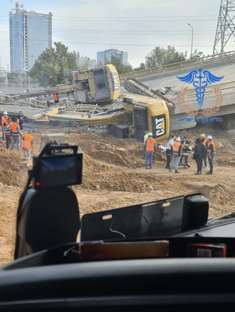 Three excavators fell with the bridge they were demolishing. Israel, 2022. 