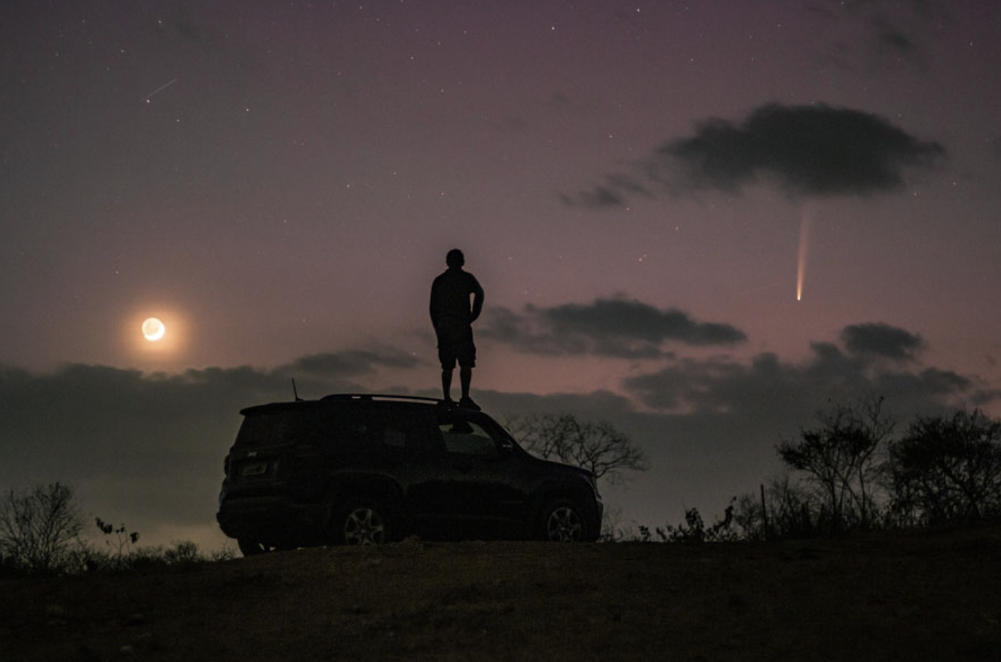 25 Mesmerizing and Fun Photos of the Tsuchinshan-Atlas Comet In Action