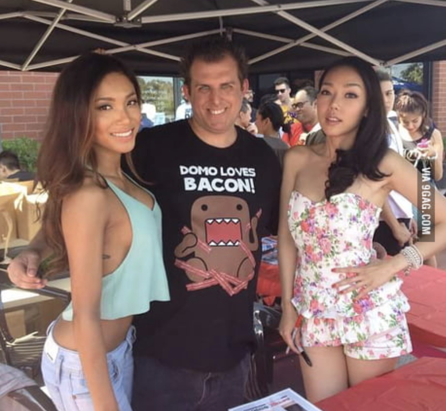 hover hand - Domo Loves Bacon! Via 9GAG.Com