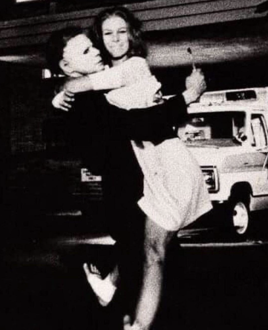 jamie lee curtis hugging michael myers