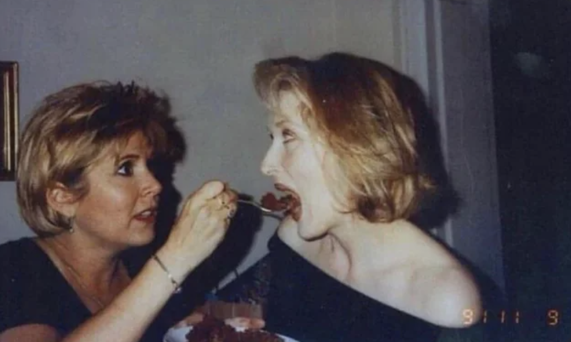 Carrie Fisher feed Meryl Streep cake, 1991