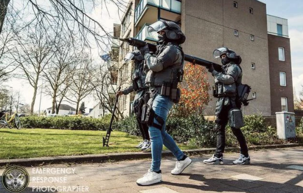 Dutch 'DSI' operators walking around in their casual jeans and shoes.