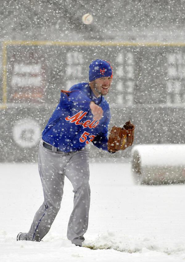 Mets pitcher Jeremy Hefner warming up in the snow.