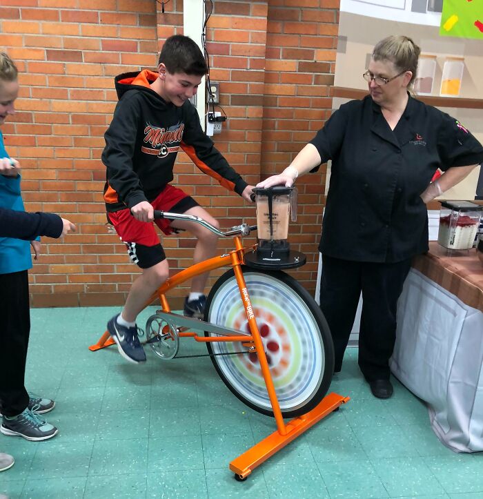 This middle school has a bike that students can peddle and it will blend smoothies that they give out for free at lunch.