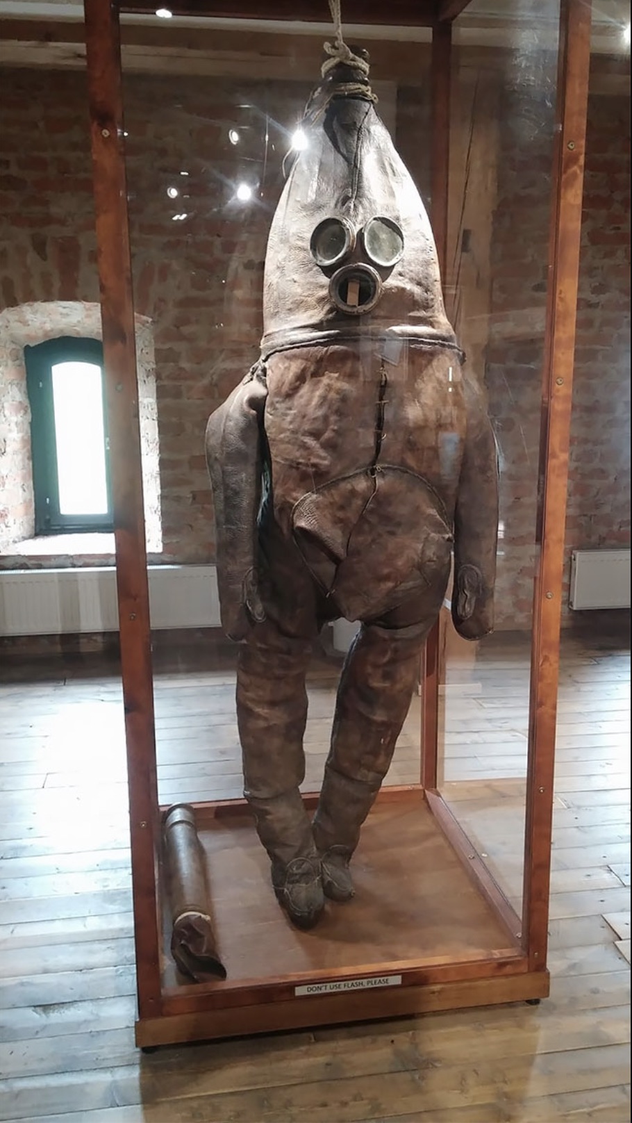 oldest diving suit - Don'T Use Flash, Please