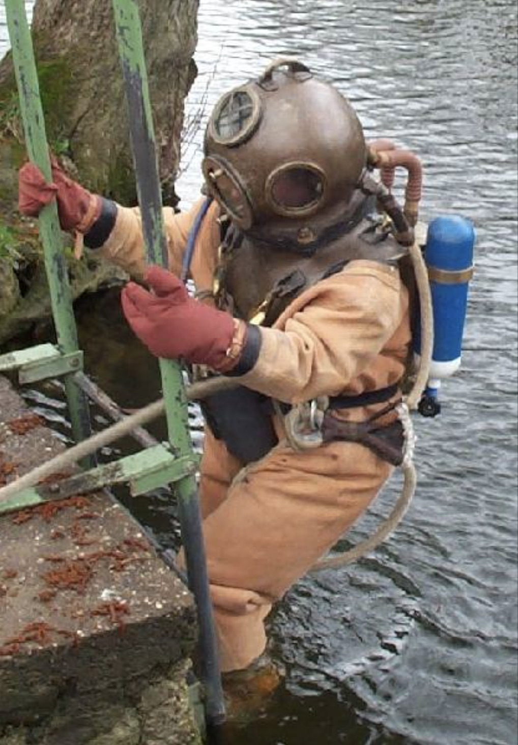 37 Historical Photos of Diving Suits Through the Years