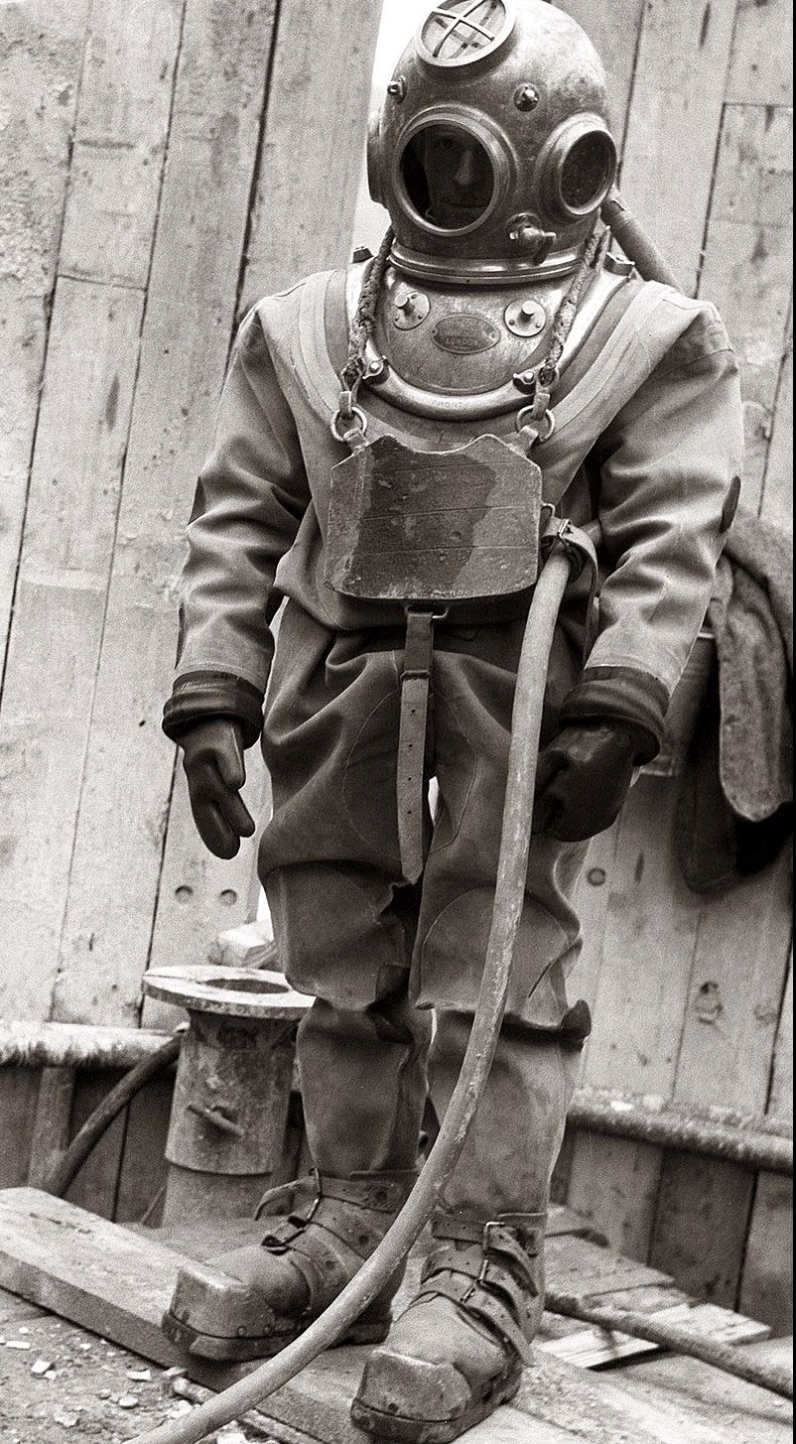 37 Historical Photos of Diving Suits Through the Years