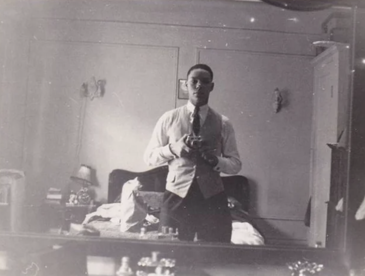 Colin Powell once boasted he was decades ahead of the “selfie” game after sharing on Facebook a vintage photograph he took in the 1950s.