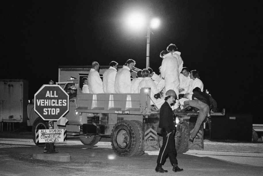 monochrome - All Vehicles Stop All Viskors Commercial Vehicles