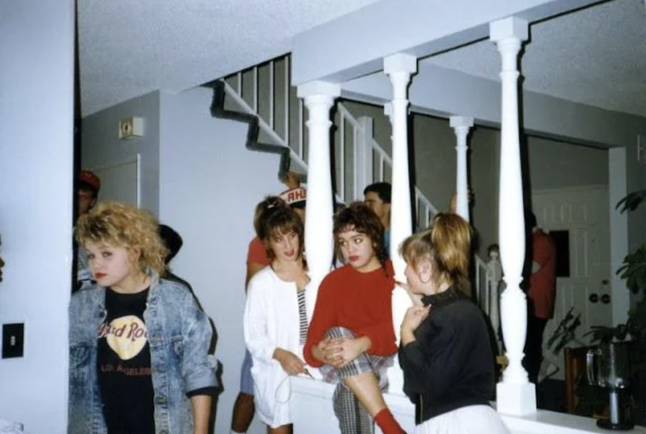 30 Vintage Photos of 70s and 80s House Parties