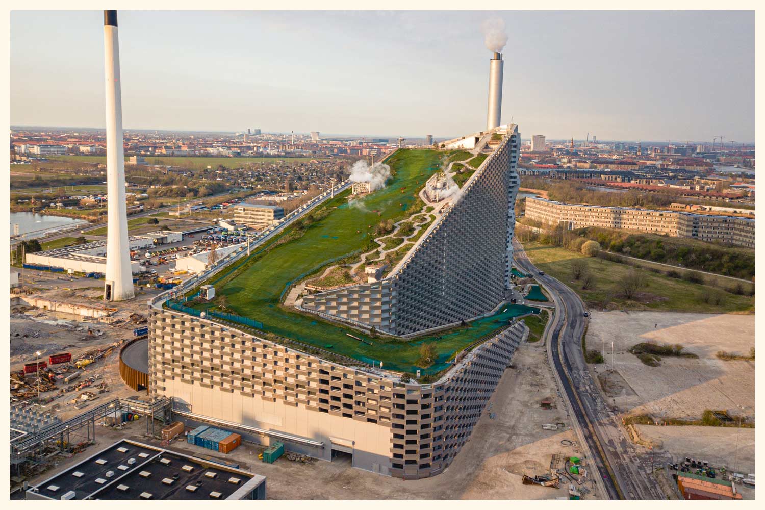 This grass covered rooftop belongs to the CopenHill a waste to energy plant loacted in Copenhagen, Denmark and offers hiking trails, playgrounds, fitness trails, climbing walls, and a ski-slope.