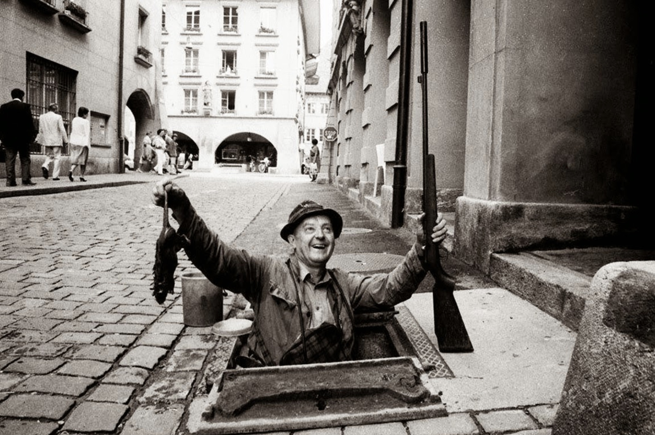 27 Vintage Pics of Rat Catchers Showing Off Their Hunts