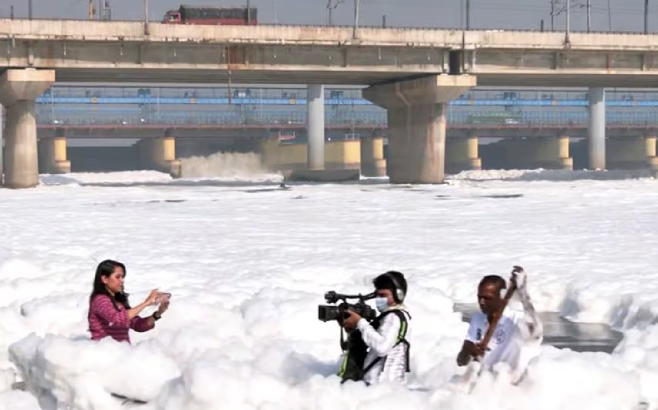 yamuna river toxic foam