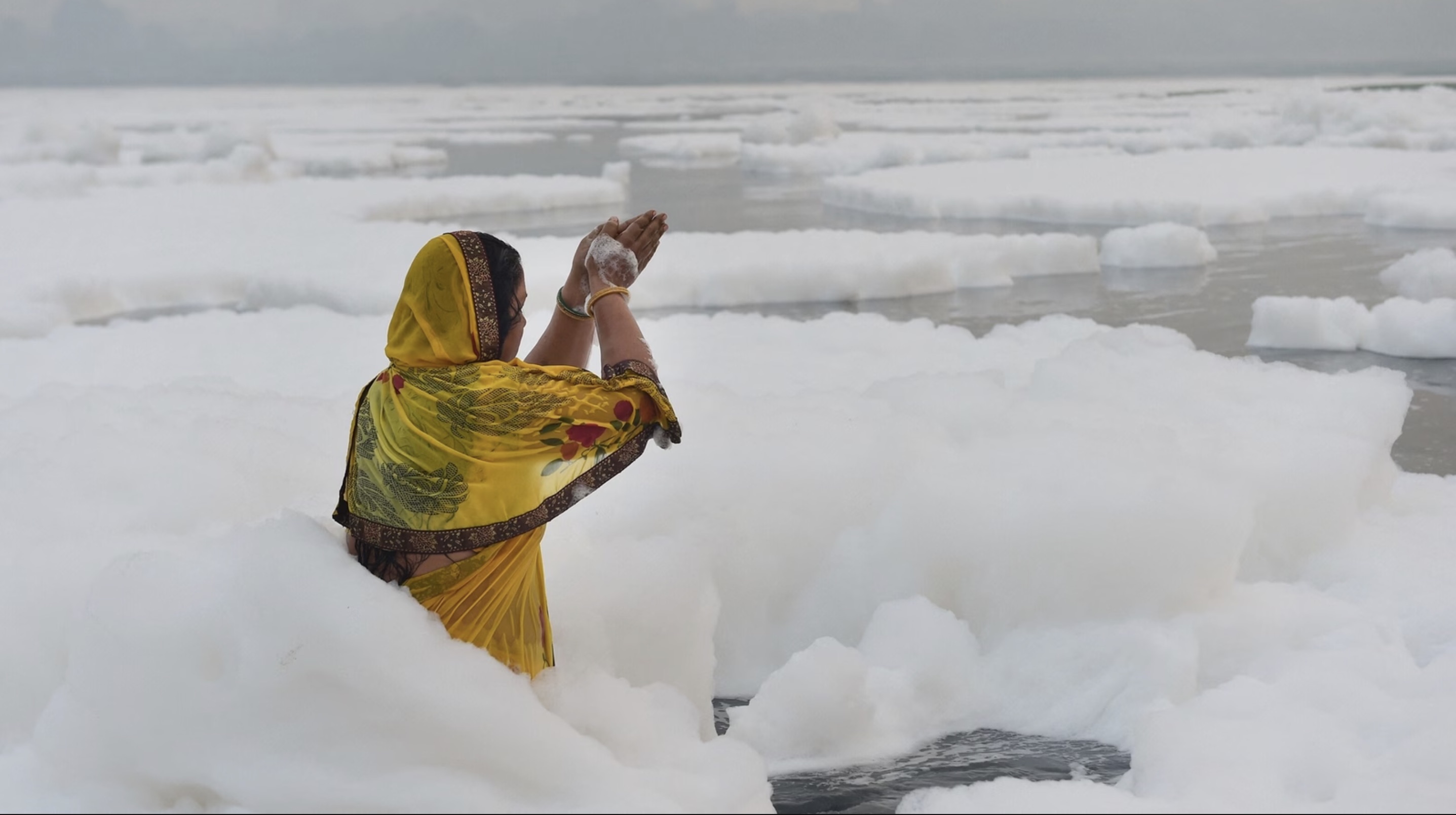 yamuna river toxic foam