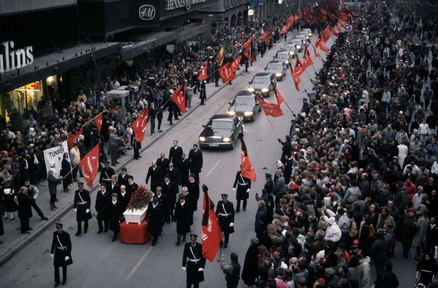 olof palme funeral - lins Hand Tun