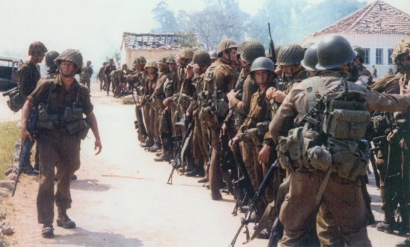 South African 'parabats' preparing for a Cuban counterattack during their raid on Cassinga. Angola, 4th of May, 1978.