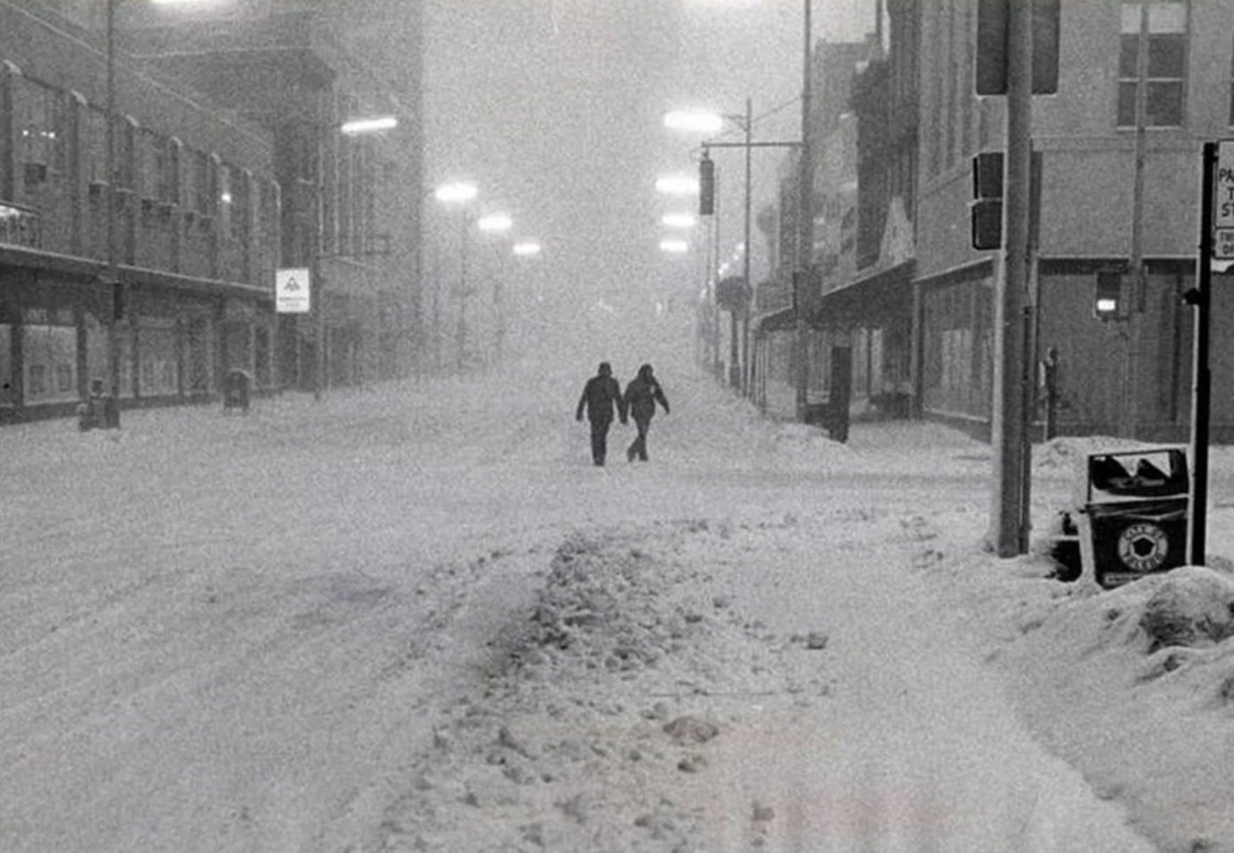 A couple walking through Toledo, Ohio, during the Great Blizzard of 1978.