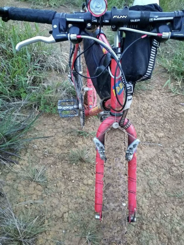 The bike does have both wheels. 