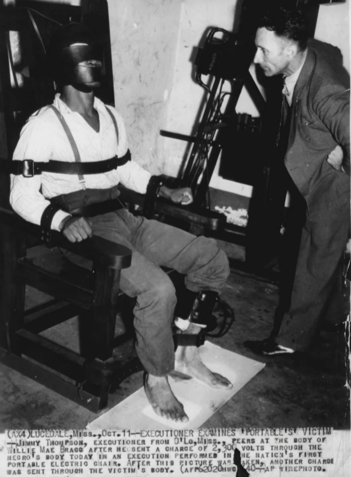 mississippi electric chair - Axa Lucedale Miss., Oct.11Executioner Examines Portable'S Victim Jimmy Thompson, Executioner From D'Lo, Miss., Peers At The Body Of Willie Mae Bragg After He Sent A Charge Of 2,300 Volts Through The Negro'S Body Today In An Ex