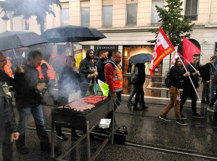 These protesters retro-fitted a grill with wheels that will allow it to slide along a train track as they march.