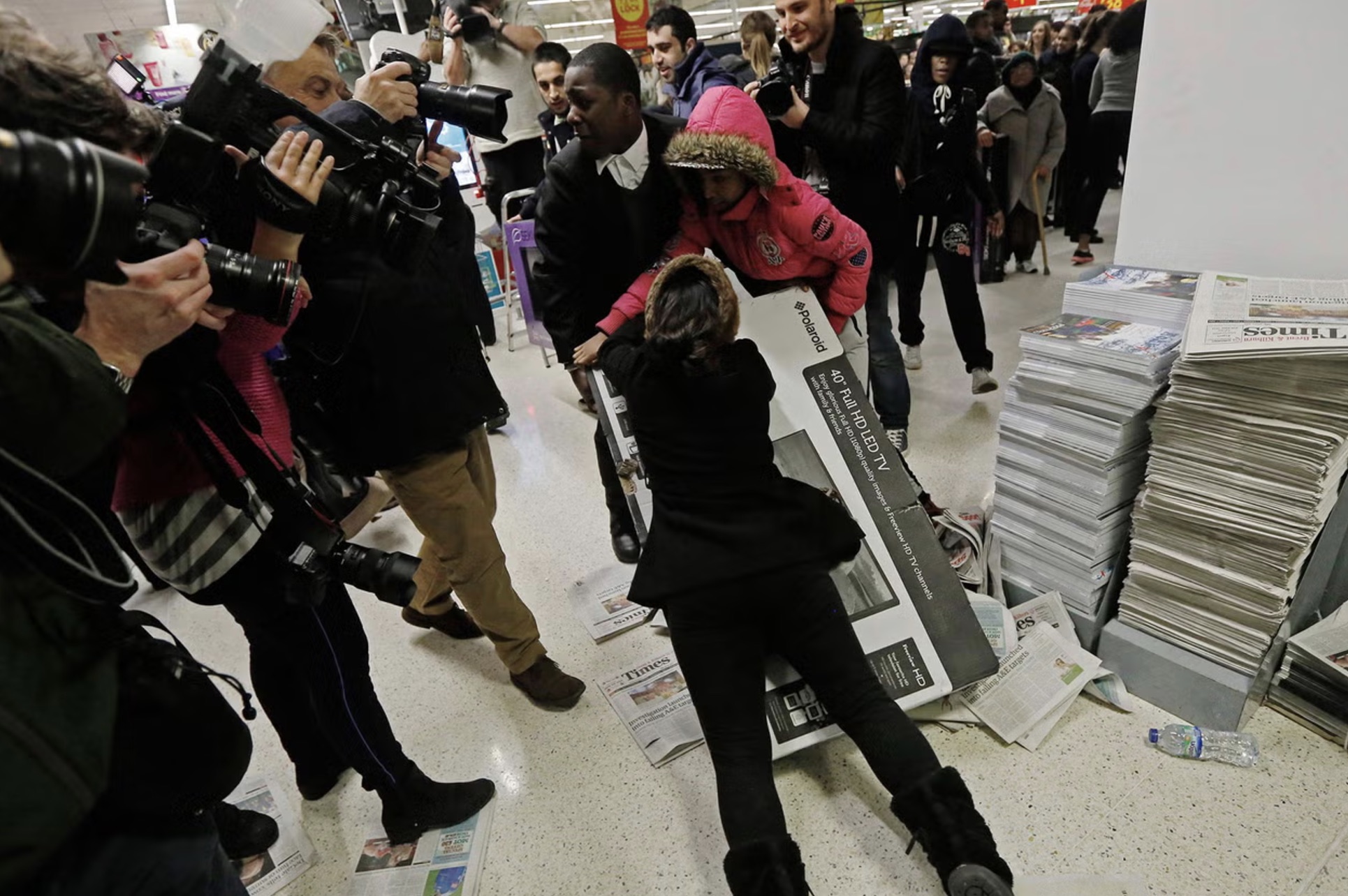 people fighting on black friday - Ful Hd Led Tv 00 Naples E