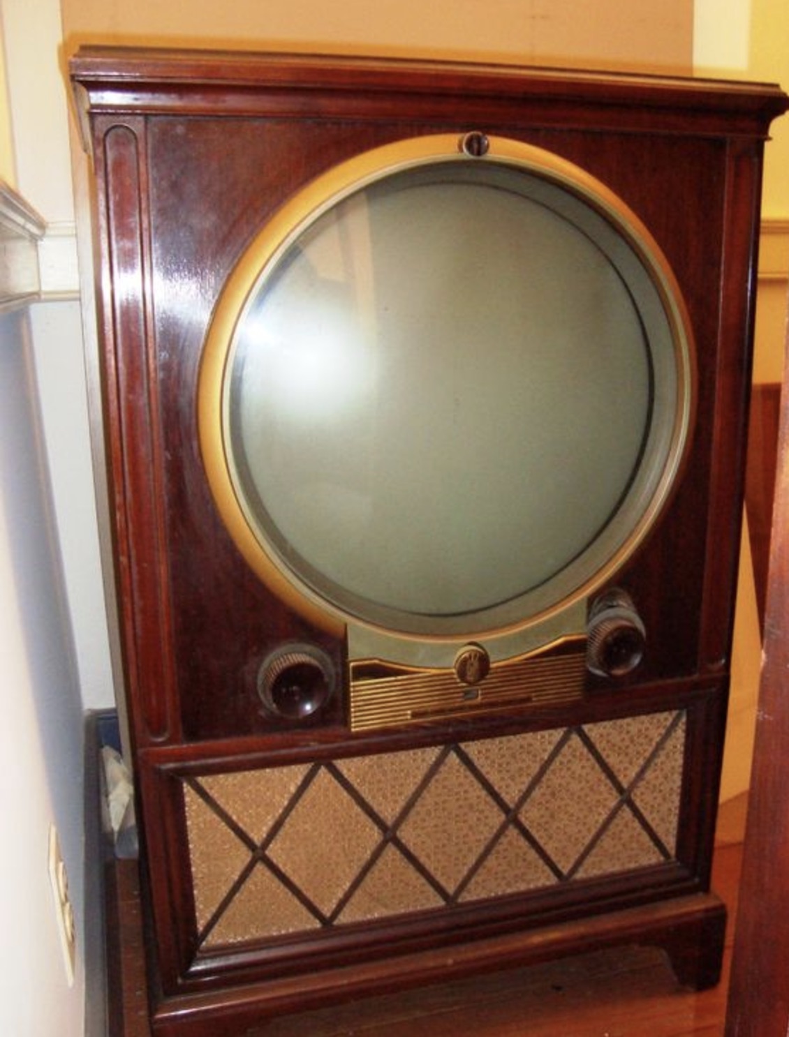 round tv screen