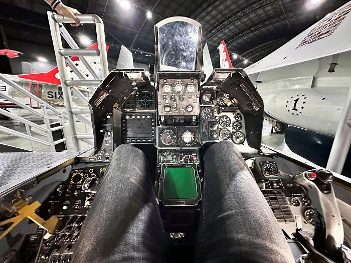 The cockpit of an F-16.