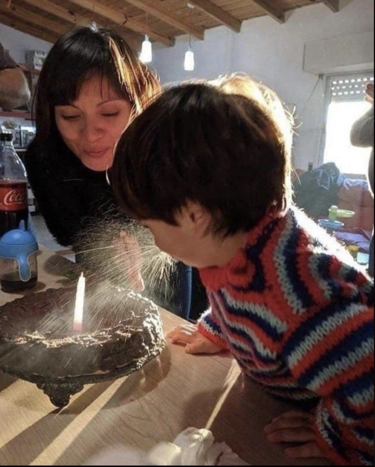 kid spitting on birthday cake - Coca Ra